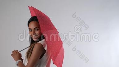 漂亮的非洲模特用雨伞摆姿势拍摄时尚杂志照片